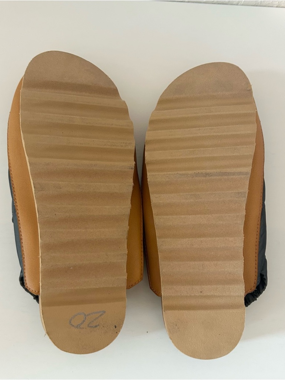 REEF Puffer Slip-On Clog in Charcoal - SIZE 7 - Picture 4 of 4
